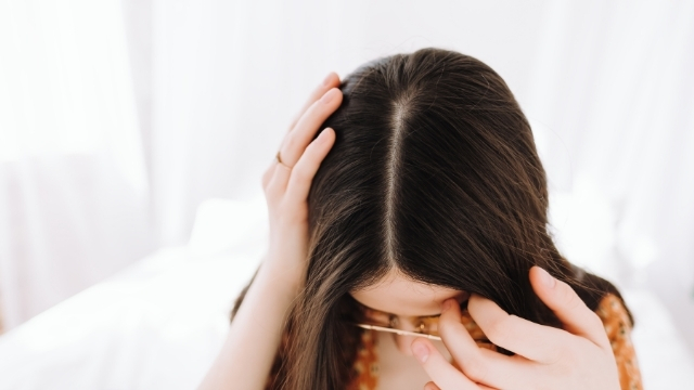 女性の頭皮の臭いの原因と効果的な対策8選「おすすめシャンプーも」