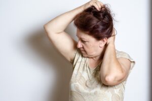 【解決策】美容師がおすすめ！老けて見える髪型3つと、若く見える髪型3つ