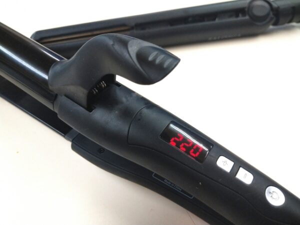 【ヘアアイロン】髪が痛みにくい温度は何度？3パターンのやり方